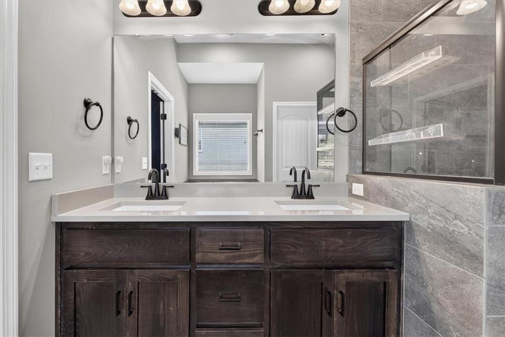 Photo 26 of 53 - 504 Bentwater Drive, Raymore, MO 64083