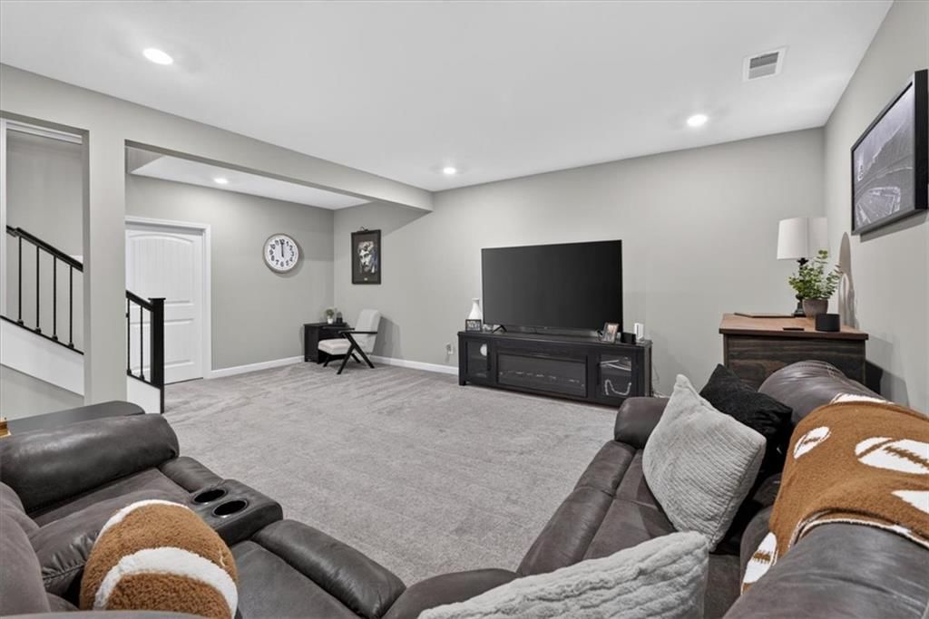 Photo 34 of 53 - 504 Bentwater Drive, Raymore, MO 64083