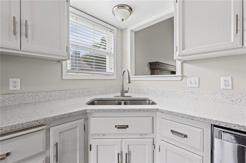 1100 Susan Street — photo 10