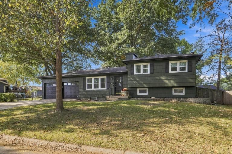 7402 Edgewood Boulevard, Shawnee, KS: listing photo 2