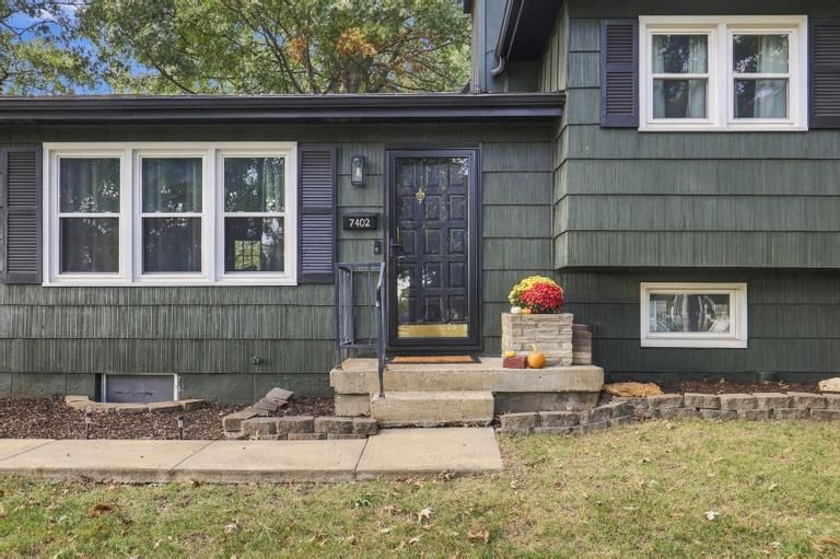 7402 Edgewood Boulevard, Shawnee, KS: listing photo 3
