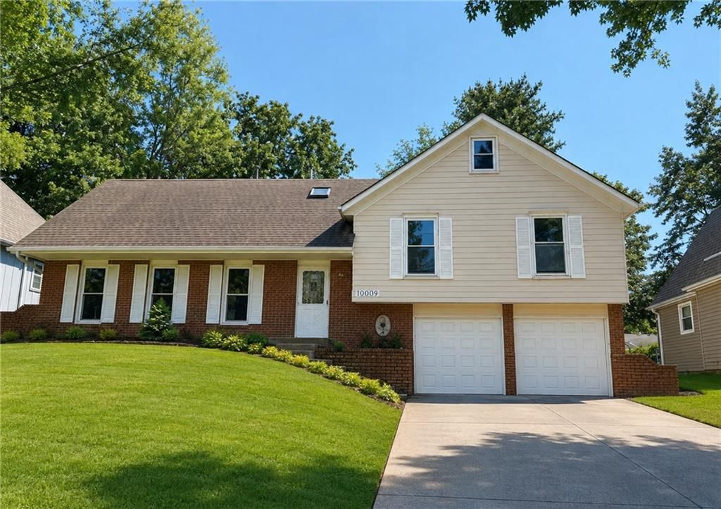 Covered front porch, big backyard and transitional style at 10009 W 70 Terrace, Merriam, KS 66203