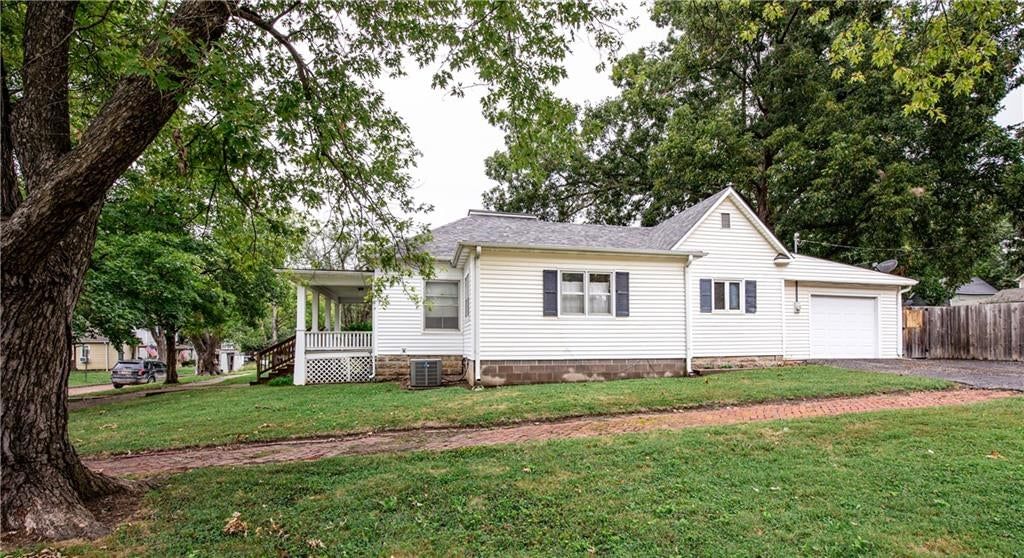 210 E Shawnee Street — photo 28