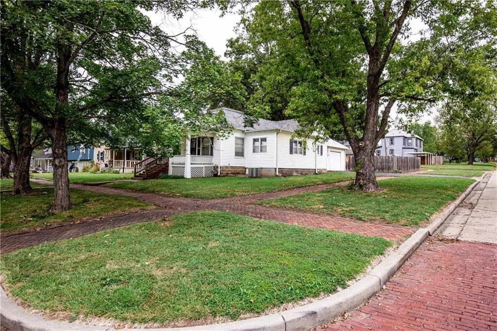 210 E Shawnee Street — photo 29