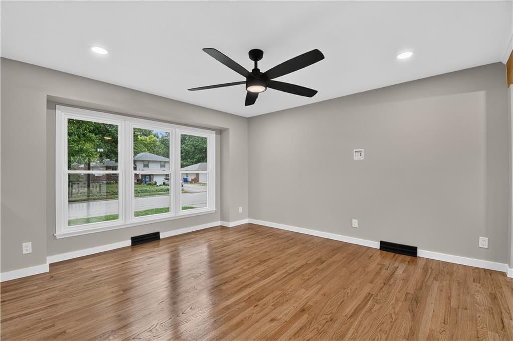 605 NE Ash Street — photo 9
