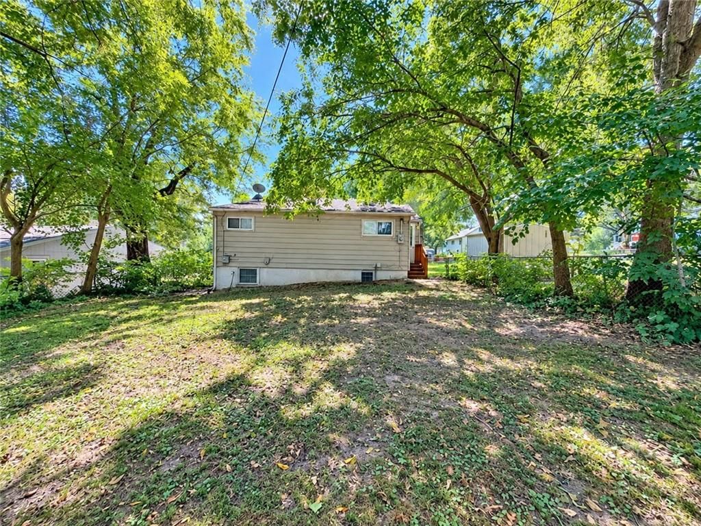Photo 8 of 8 - 406 Devon Street, Independence, MO 64055