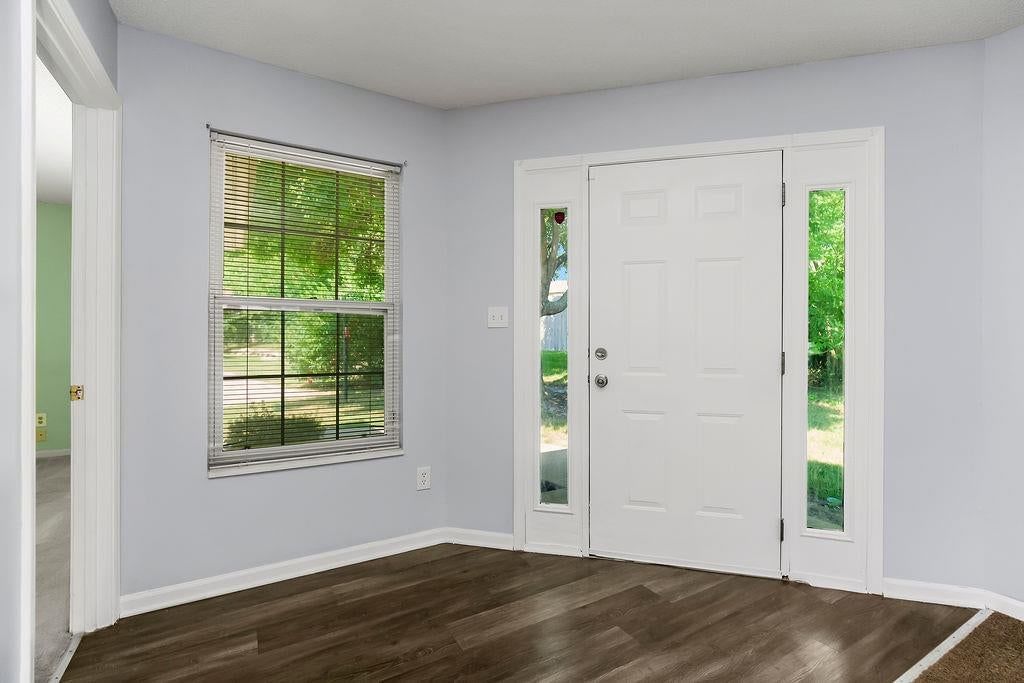 Photo 4 of 21 - 304 E Hansen Court, Independence, MO 64055