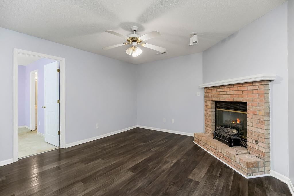 Photo 6 of 21 - 304 E Hansen Court, Independence, MO 64055