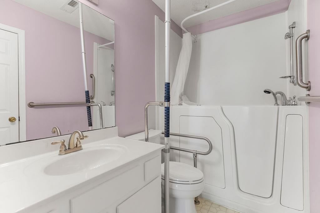 Photo 11 of 21 - 304 E Hansen Court, Independence, MO 64055