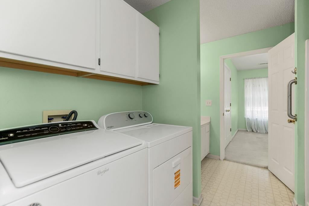 Photo 12 of 21 - 304 E Hansen Court, Independence, MO 64055