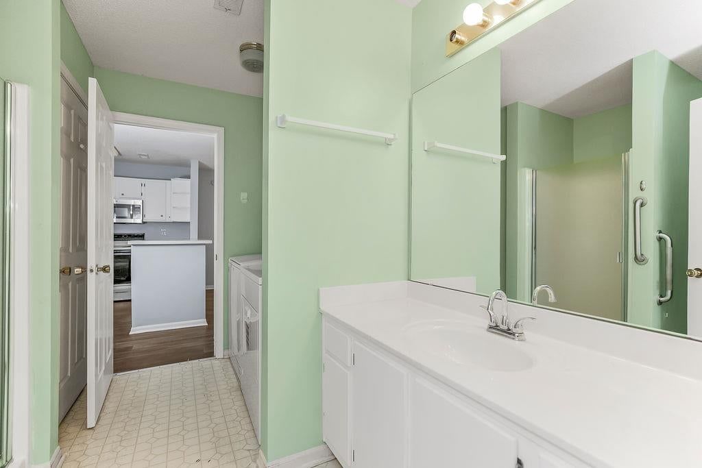 Photo 13 of 21 - 304 E Hansen Court, Independence, MO 64055
