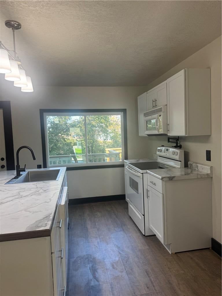 White appliances and electric range at 547 Orchard Place, Excelsior Springs, MO 64024