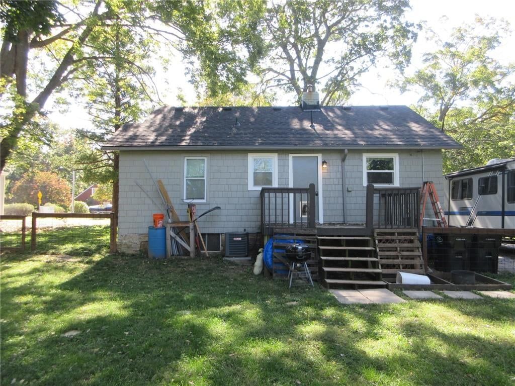 Photo 4 of 10 - 428 E Gudgell Avenue, Independence, MO 64055