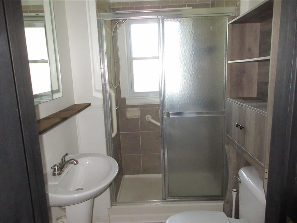 Tiled shower at 428 E Gudgell Avenue, Independence, MO 64055