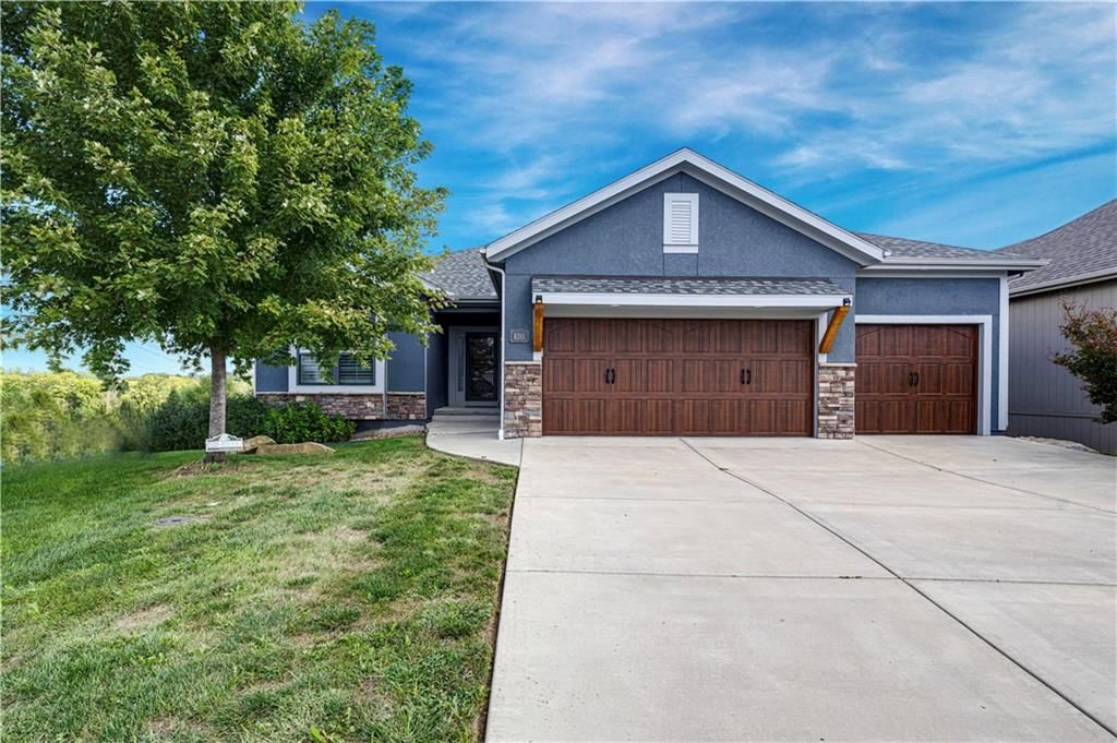 8311 Pickering Street, Lenexa, KS: listing photo 2