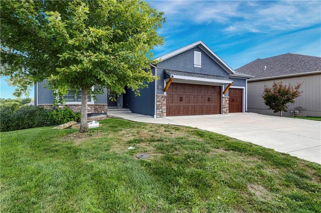 8311 Pickering Street, Lenexa, KS: listing photo 3