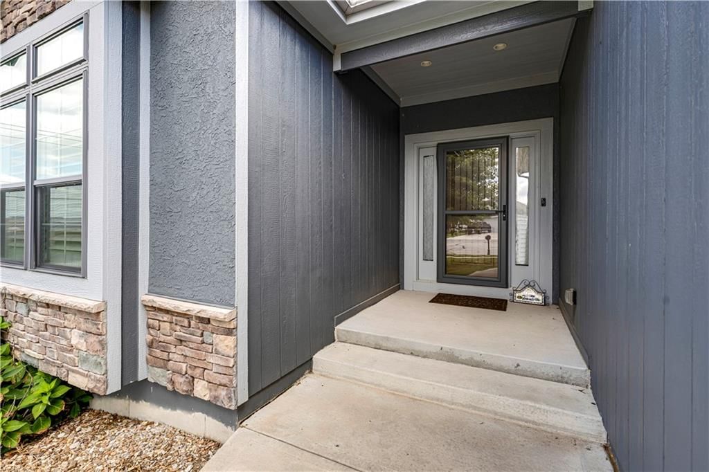 Photo 4 of 40 - 8311 Pickering Street, Lenexa, KS 66227