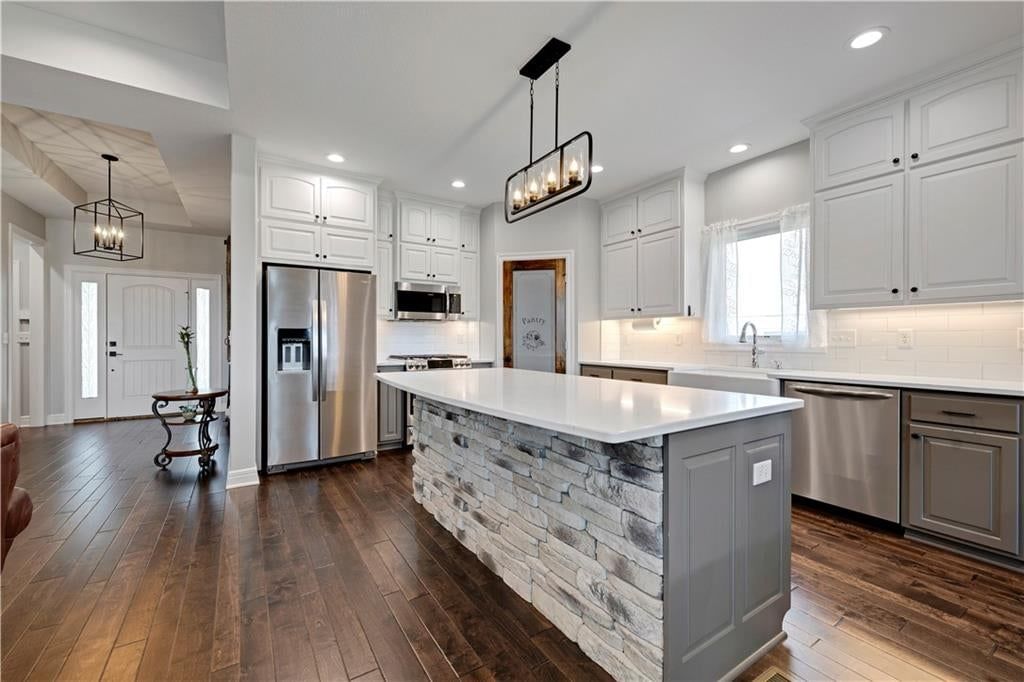 Photo 12 of 40 - 8311 Pickering Street, Lenexa, KS 66227