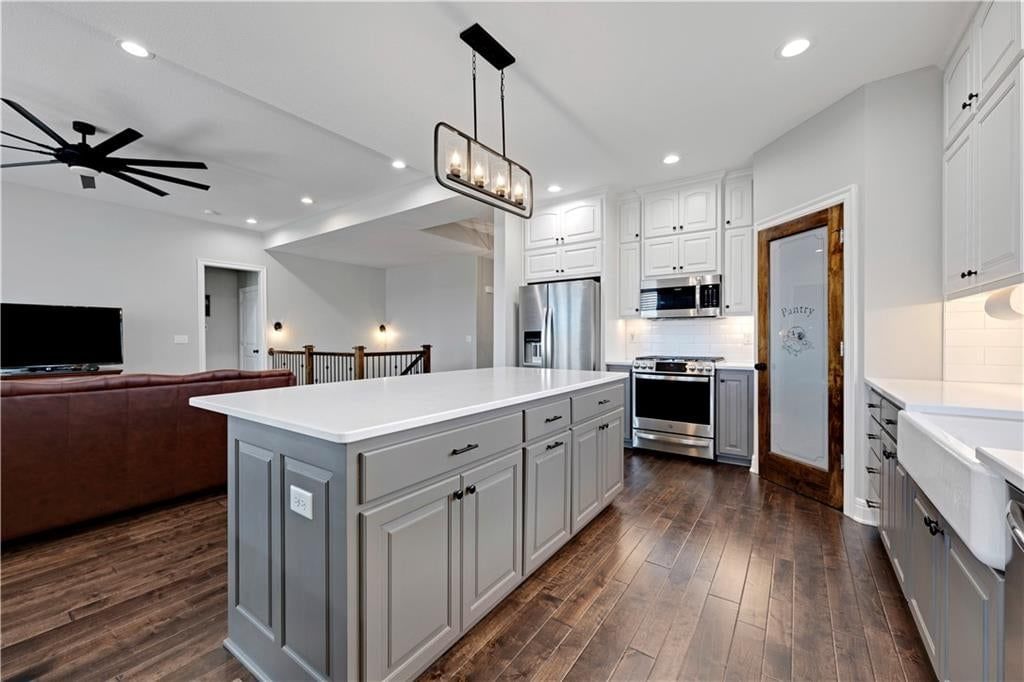 Photo 17 of 40 - 8311 Pickering Street, Lenexa, KS 66227