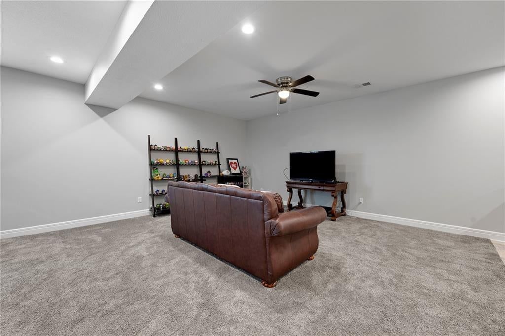 Photo 33 of 40 - 8311 Pickering Street, Lenexa, KS 66227