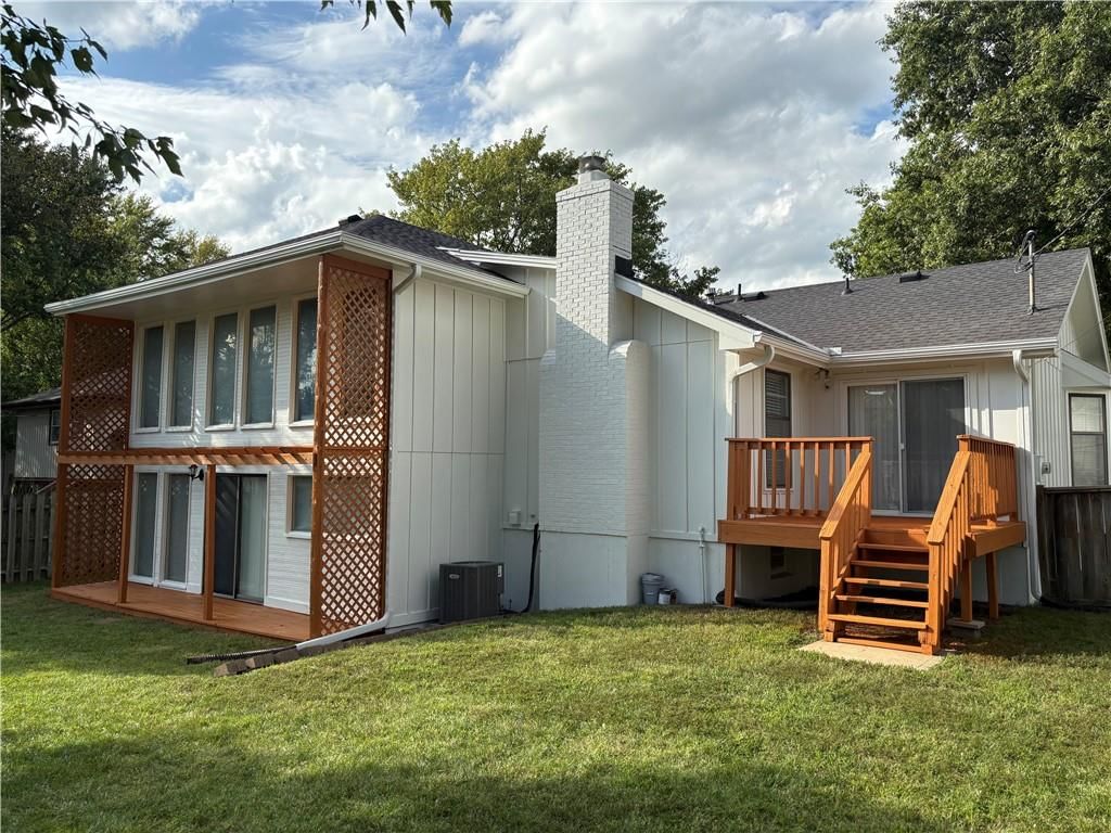 1119 E Northview Street — photo 2