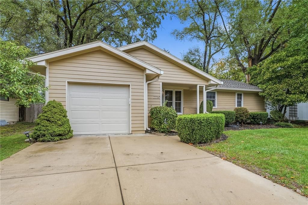 2230 W 71st Street, Prairie Village, KS: listing photo 2