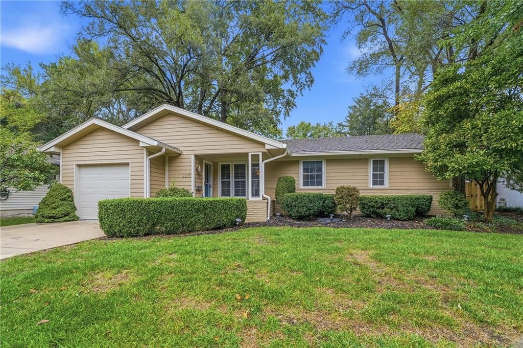 2230 W 71st Street, Prairie Village, KS: listing photo 3