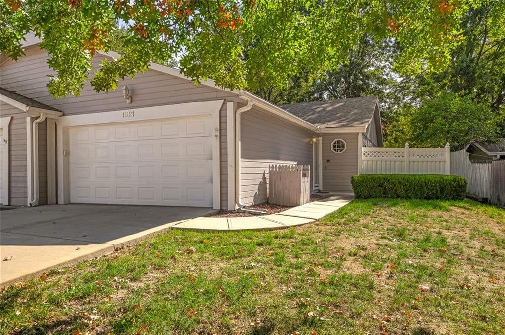 1521 E 123rd Street, Olathe, KS: listing photo 3