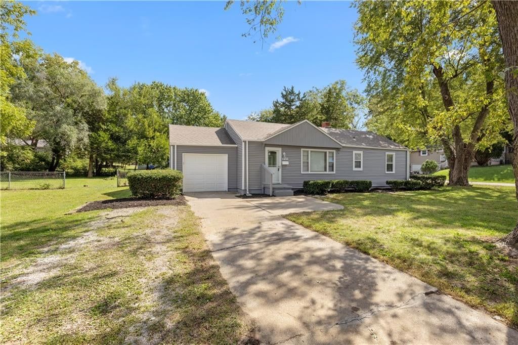 5433 Willow Avenue, Raytown, MO: listing photo 2