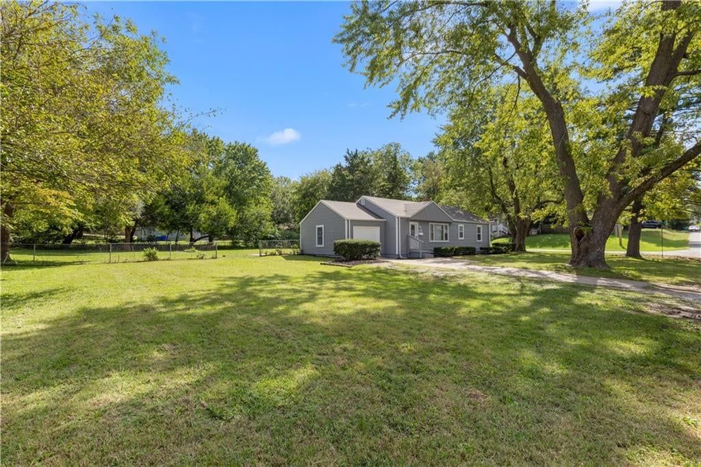 5433 Willow Avenue, Raytown, MO: listing photo 3