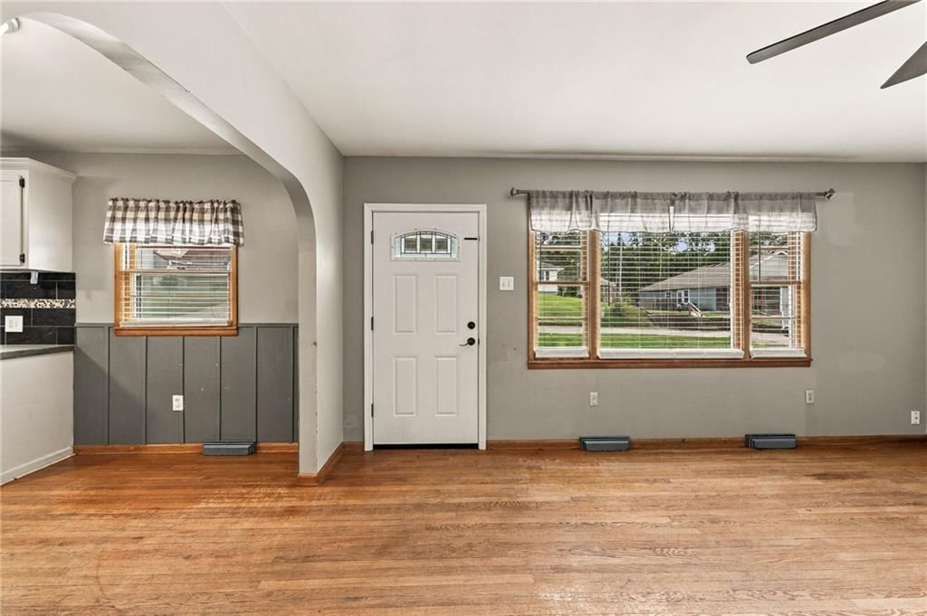512 E Woods Street, Smithville, MO: listing photo 3