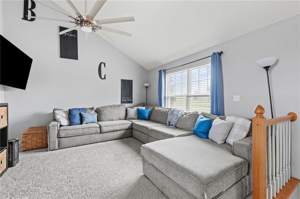 15150 Roger Road, Leavenworth, KS: listing photo 2