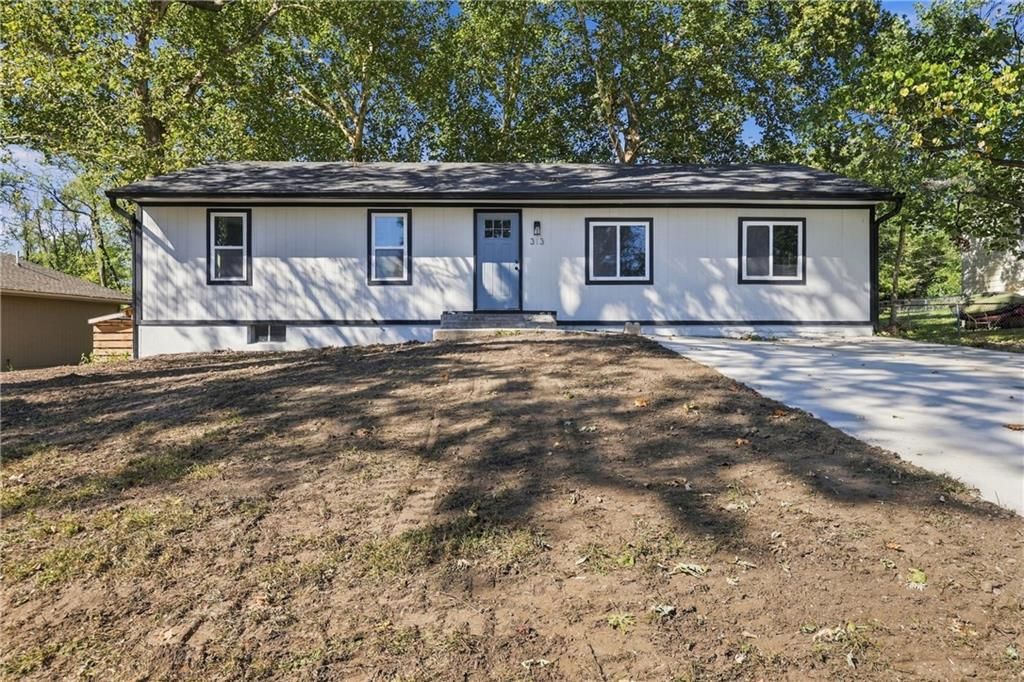 313 Clearview Drive, Pleasant Hill, MO