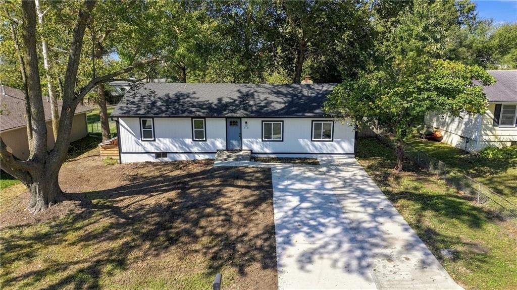 313 Clearview Drive, Pleasant Hill, MO: listing photo 2