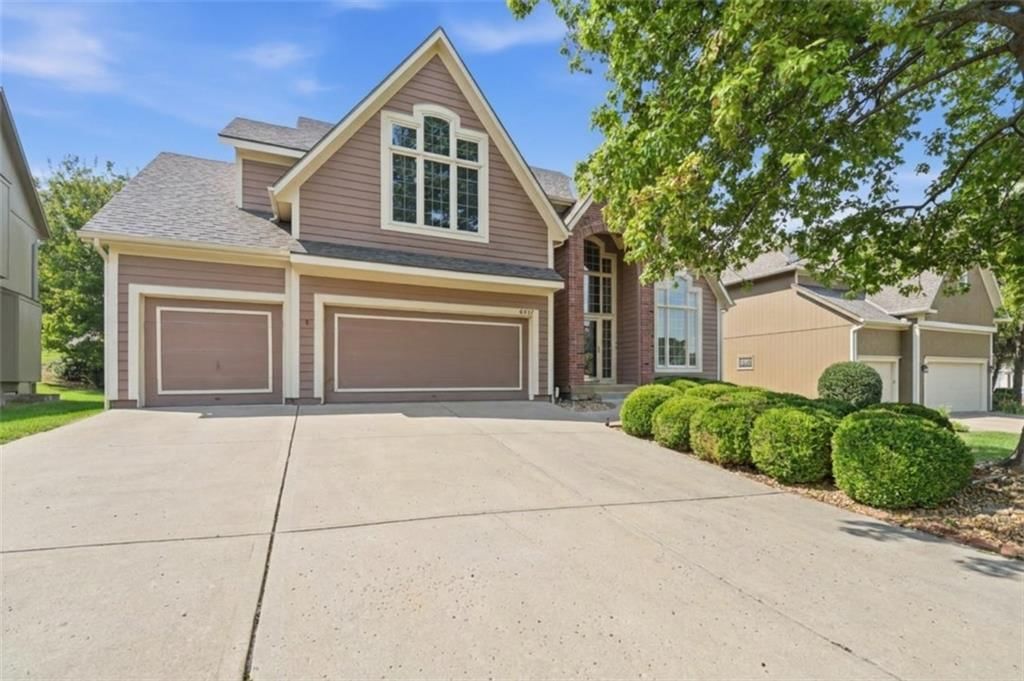 8417 Harbinger Street, Lenexa, KS: listing photo 2