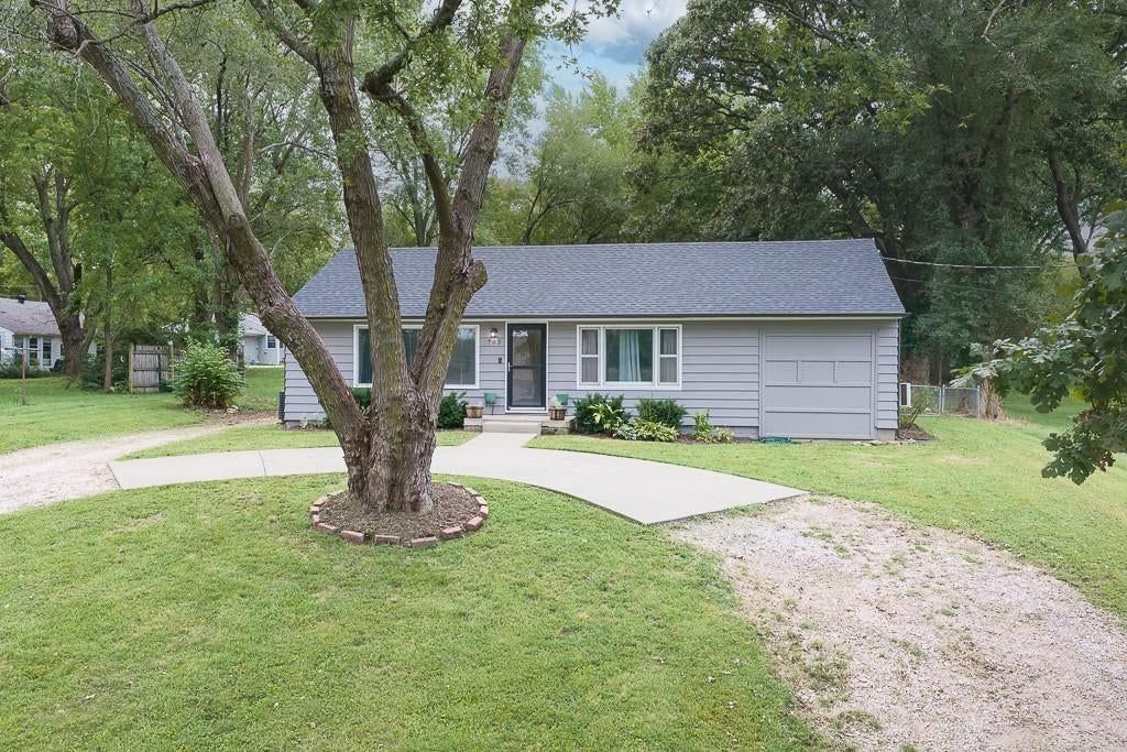 702 E 8th Street, Tonganoxie, KS: listing photo 3