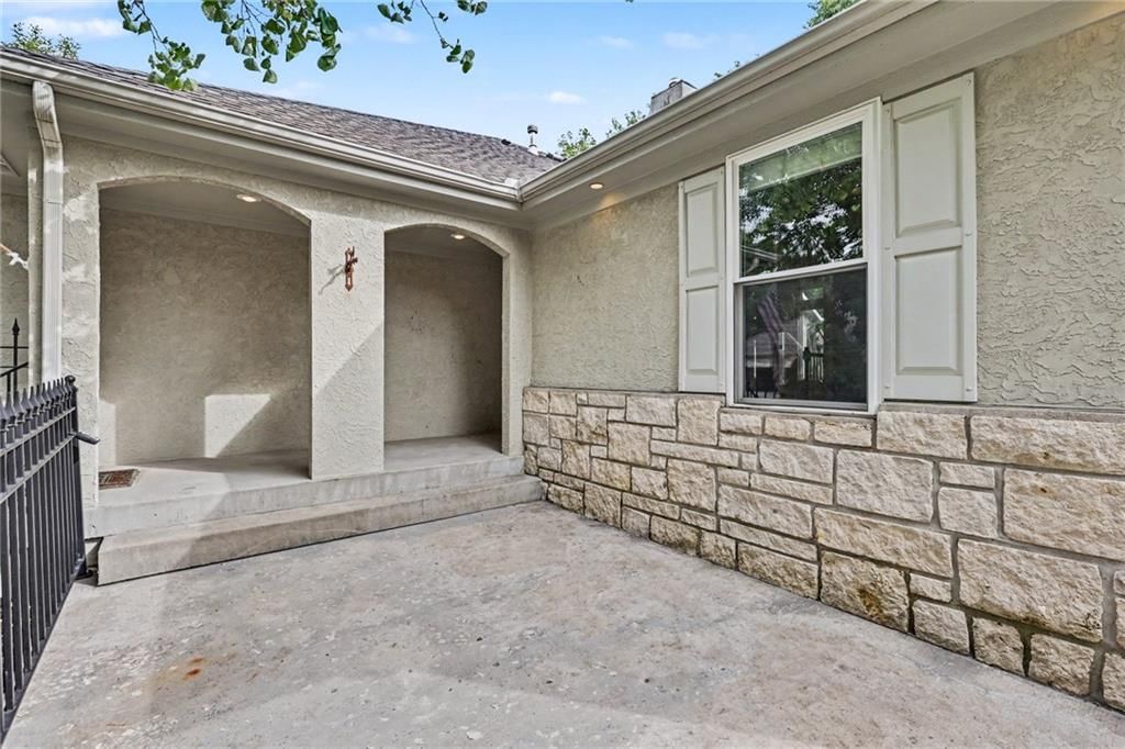 4008 SW HOMESTEAD Drive, Lee's Summit, MO: listing photo 3