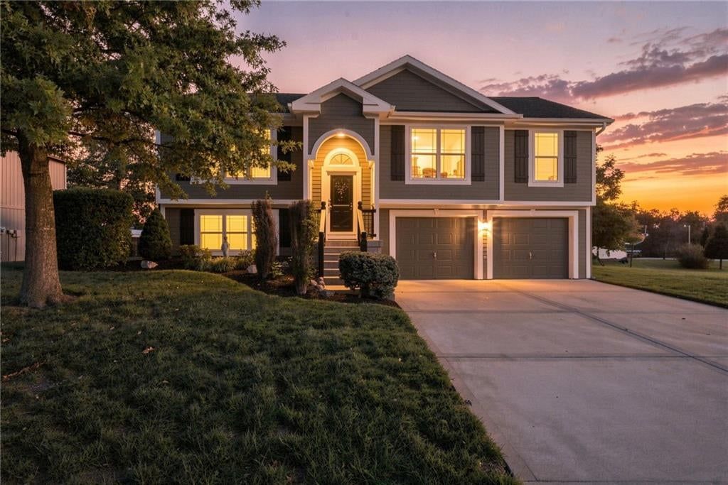 920 E 8th St Circle, Kearney, MO