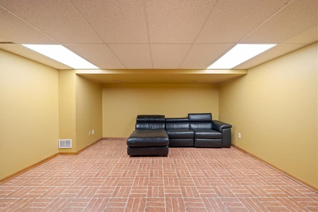 2404 Orchard Lane — photo 32