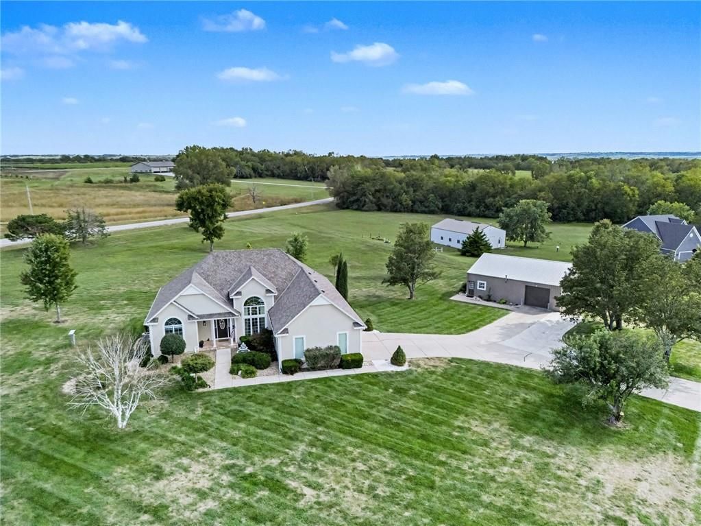 29621 Ashmore Way, Spring Hill, KS