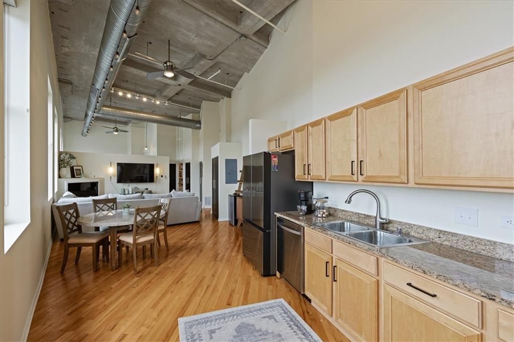 2107 Grand Boulevard — photo 10