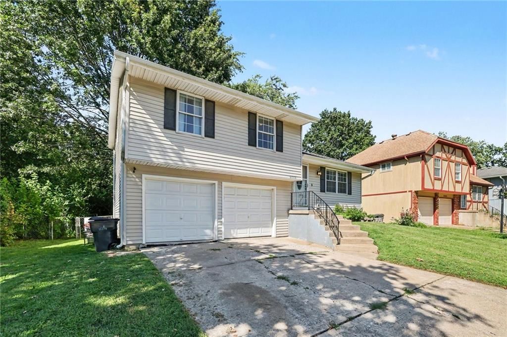 2018 E Mohawk Court, Olathe, KS: listing photo 2
