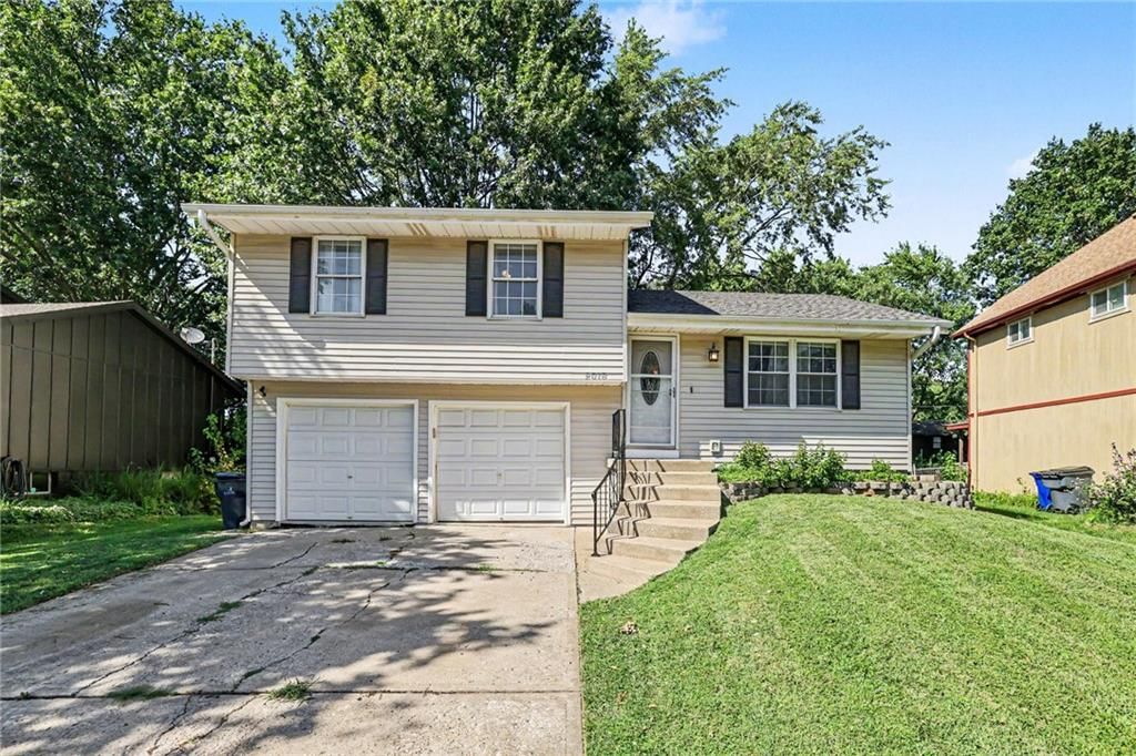 2018 E Mohawk Court, Olathe, KS: listing photo 3