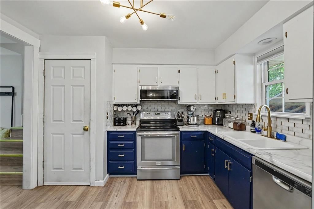 Gas range and double oven at 2018 E Mohawk Court, Olathe, KS 66062
