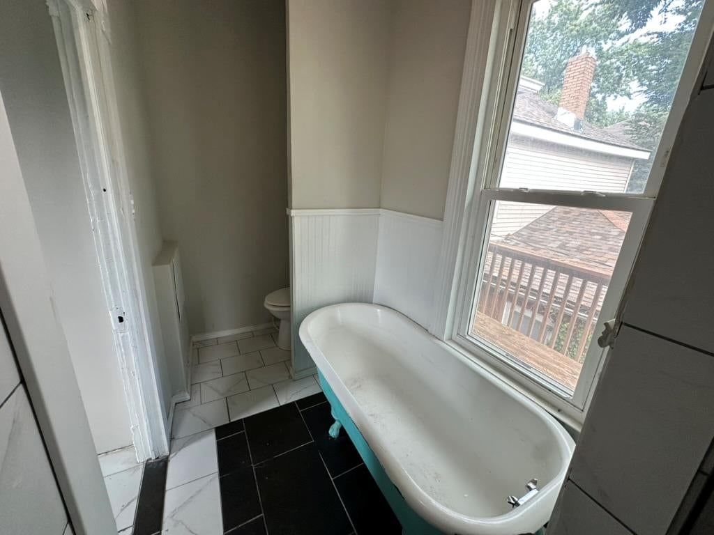 Freestanding tub at 2807 7th Street E, Kansas City, MO 64124