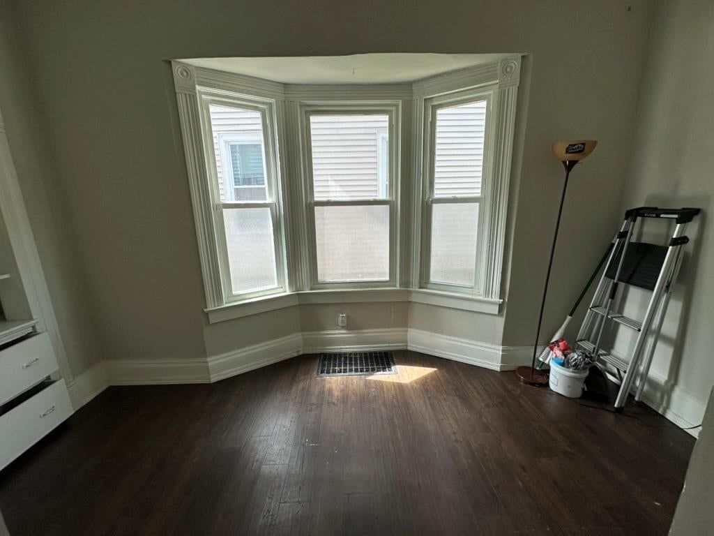Wall of windows at 2807 7th Street E, Kansas City, MO 64124