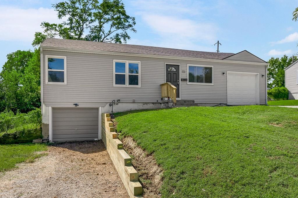 116 N Peck Drive, Independence, MO: listing photo 2