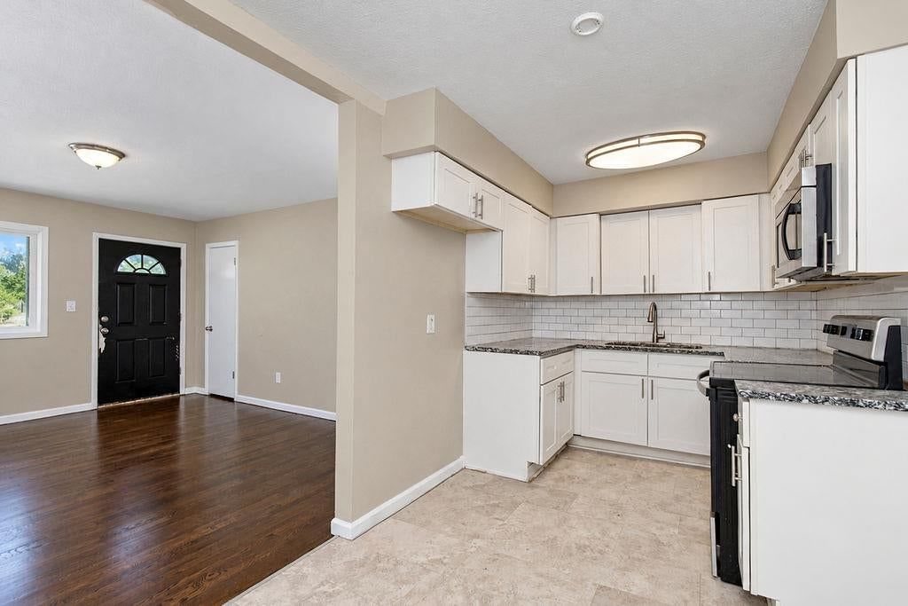 Photo 5 of 20 - 116 N Peck Drive, Independence, MO 64056