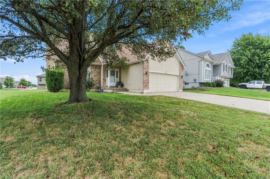 1112 Camelot Drive, Raymore, MO: listing photo 3