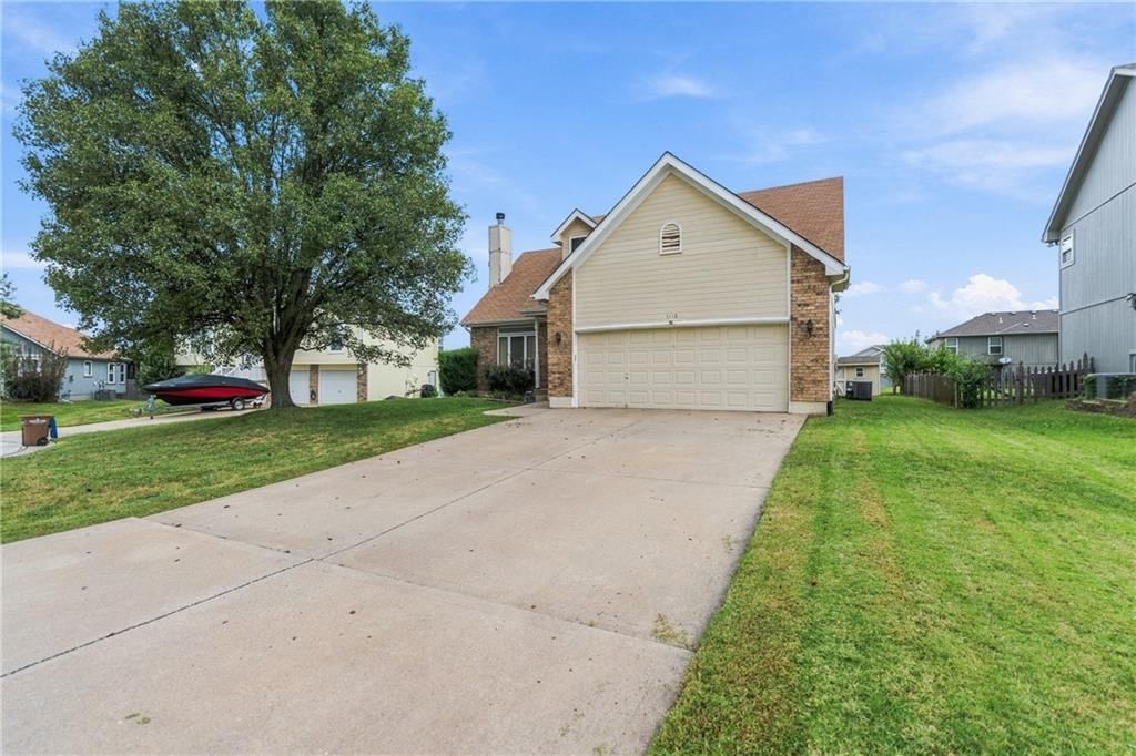 1112 Camelot Drive, Raymore, MO: listing photo 2